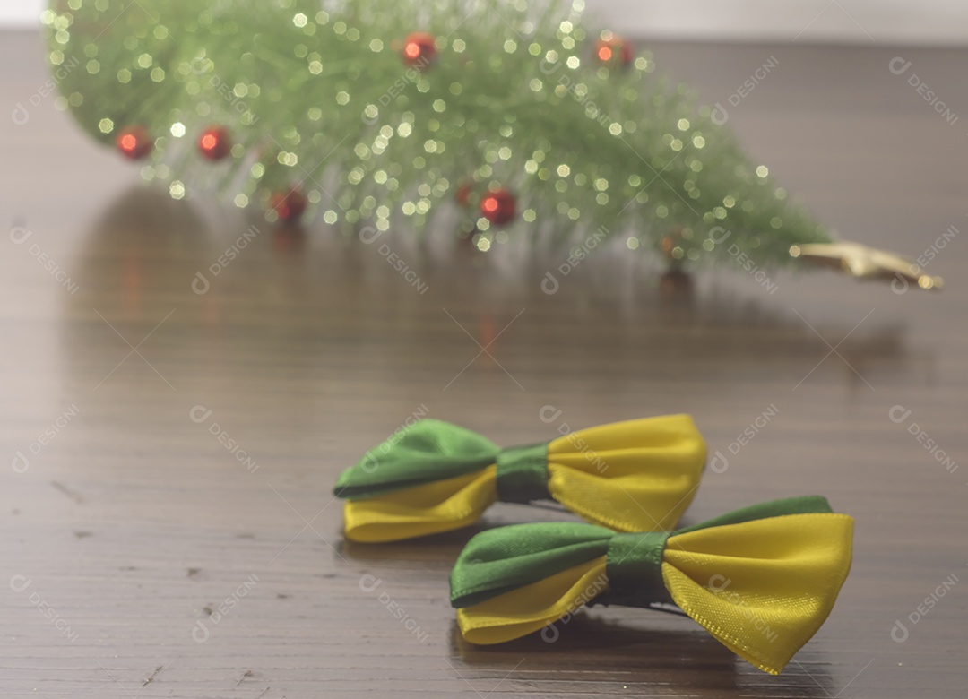 Laço com as cores verde e amarelo do Brasil e um natal