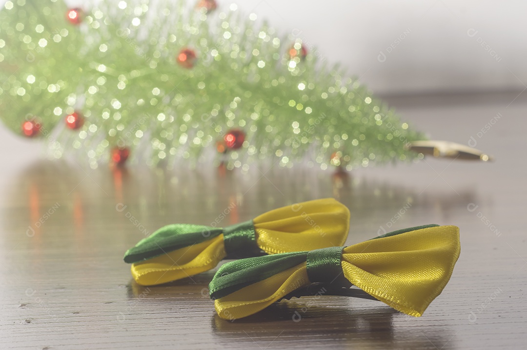 Bow with the colors green and yellow of Brazil and a christmas