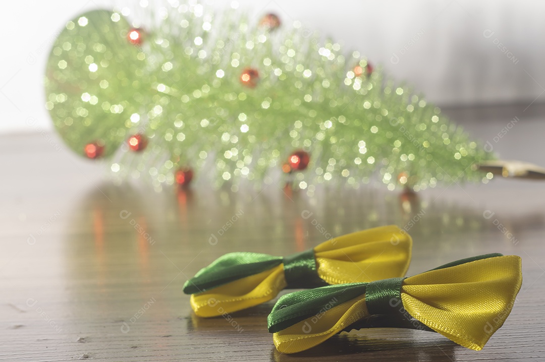 Laço com as cores verde e amarelo do Brasil e um natal