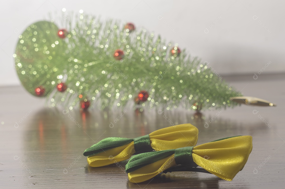 Laço com as cores verde e amarelo do Brasil e um natal