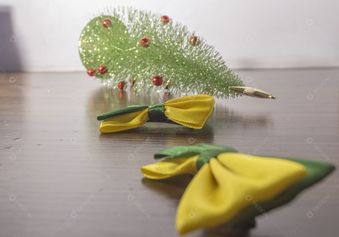 Laço com as cores verde e amarelo do Brasil e um natal