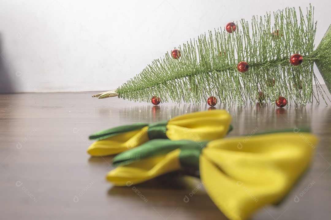 Laço com as cores verde e amarelo do Brasil e um natal