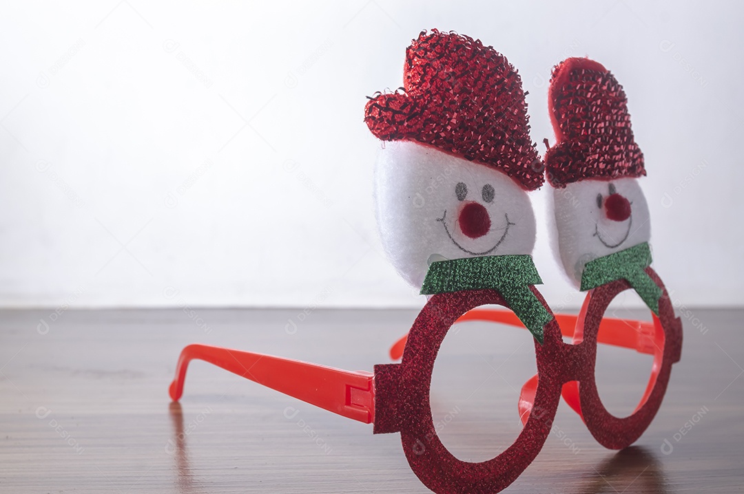 Óculos festivos de Natal com bonecos de neve, conceito de Natal
