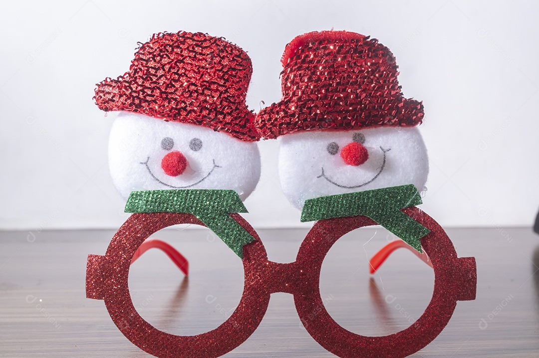 Óculos festivos de Natal com bonecos de neve, conceito de Natal