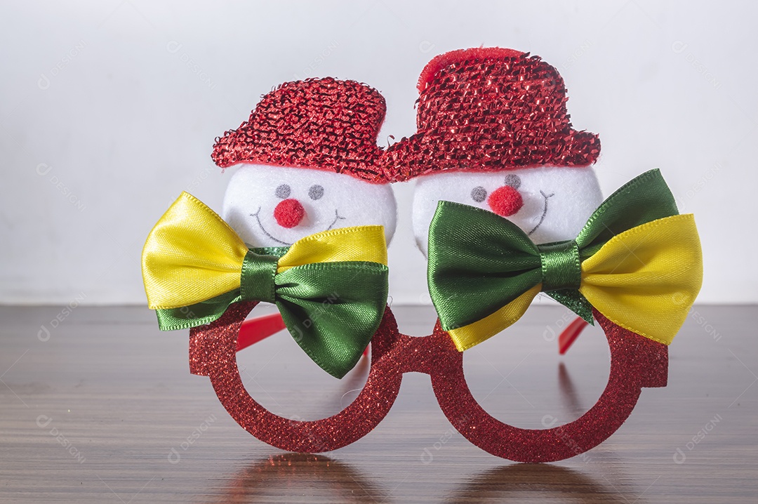 Óculos festivos de Natal com bonecos de neve, conceito de Natal