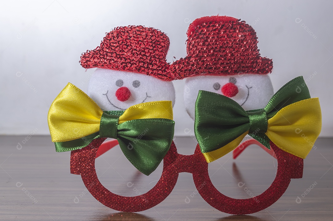 Óculos festivos de Natal com bonecos de neve, conceito de Natal