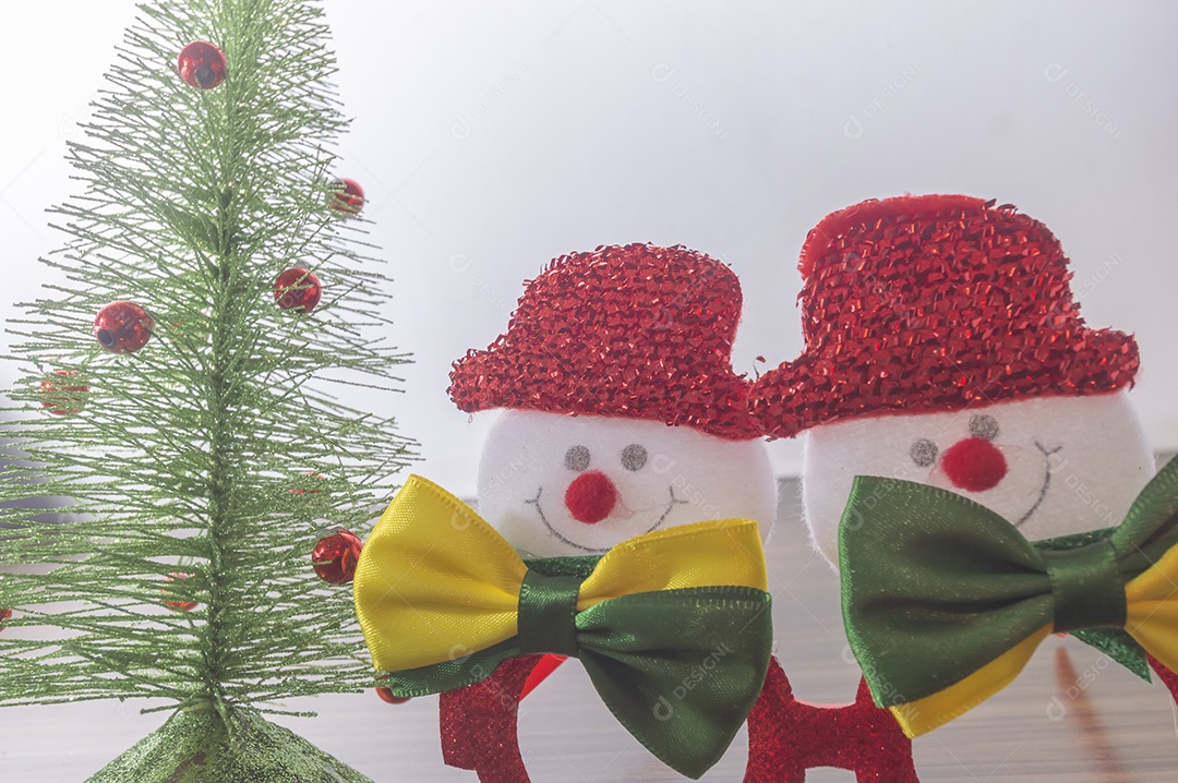 Óculos festivos de Natal com bonecos de neve, conceito de Natal