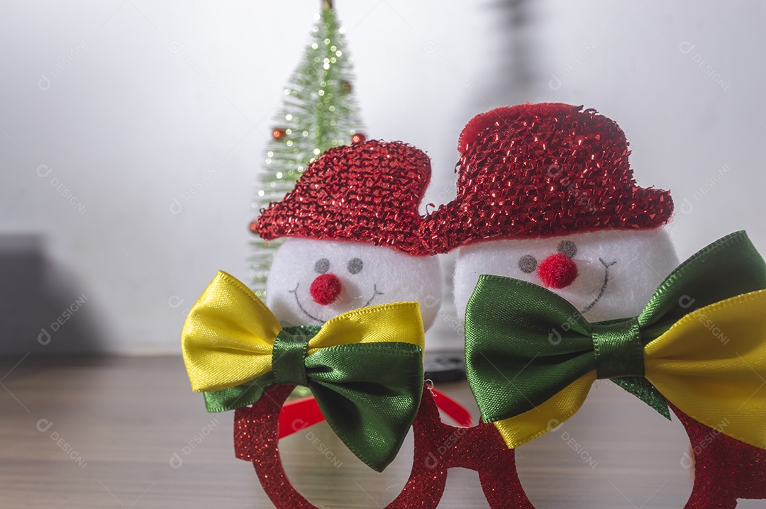Óculos festivos de Natal com bonecos de neve, conceito de Natal