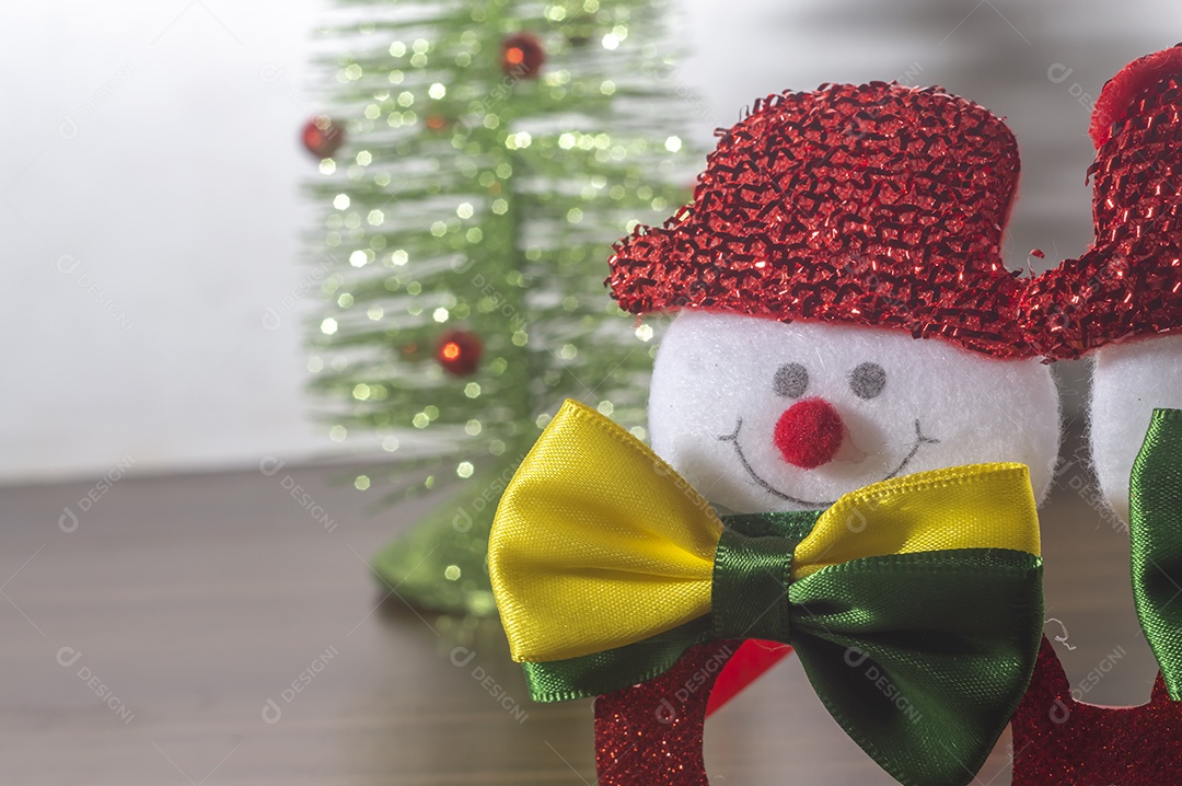 Óculos festivos de Natal com bonecos de neve, conceito de Natal