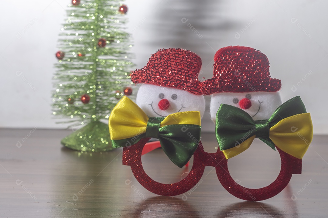Óculos festivos de Natal com bonecos de neve, conceito de Natal
