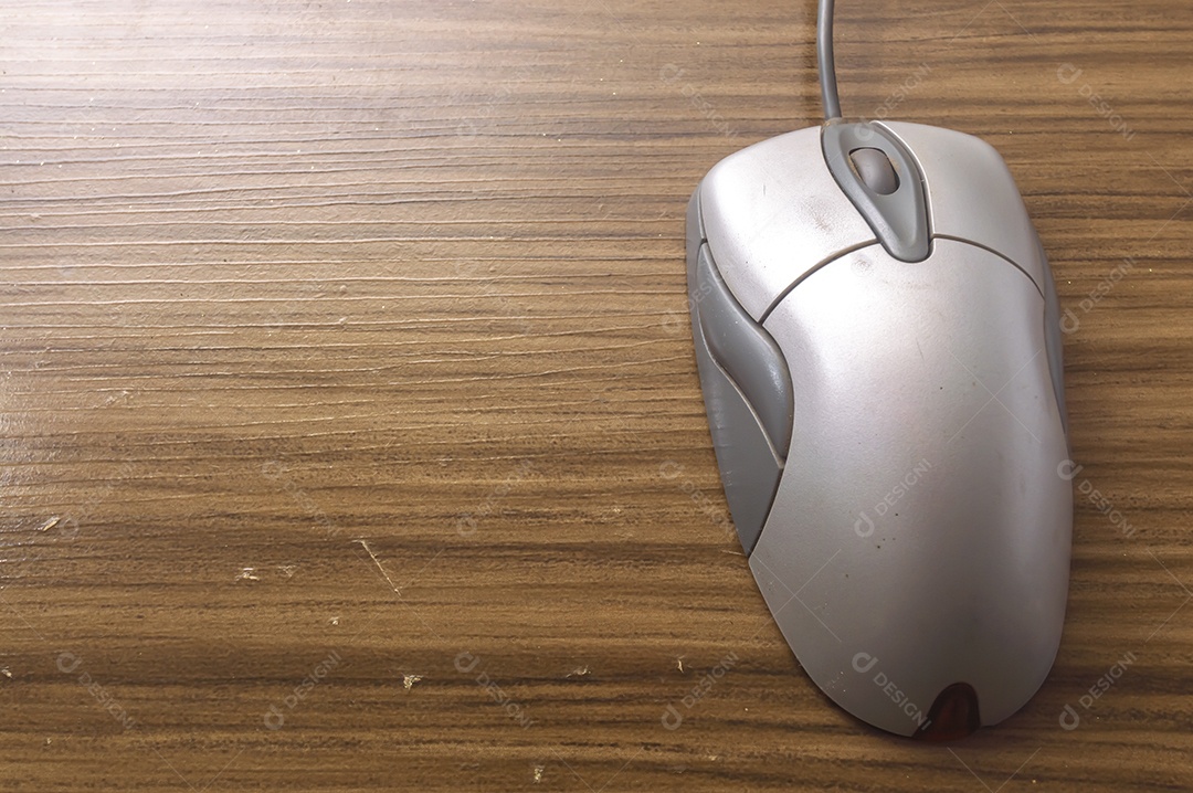 Rato de computador moderno com fundo de madeira