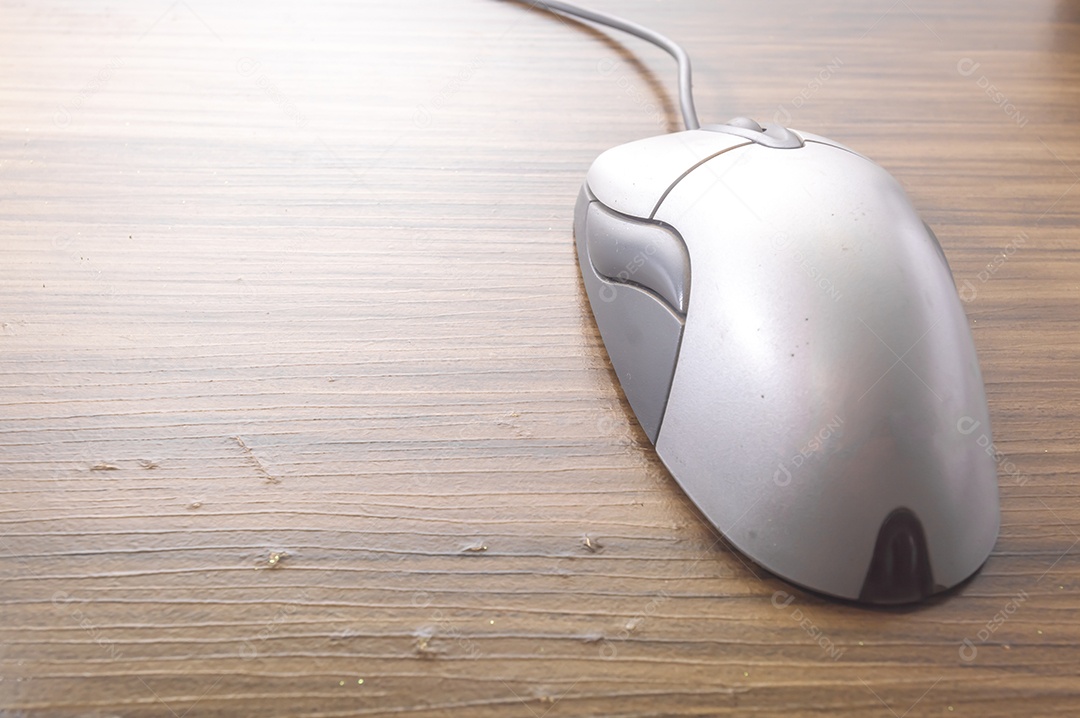 Rato de computador moderno com fundo de madeira