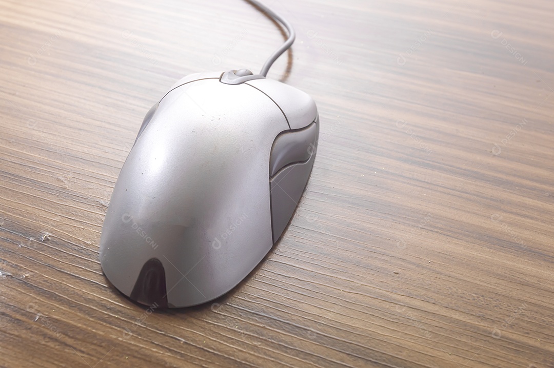 Rato de computador moderno com fundo de madeira