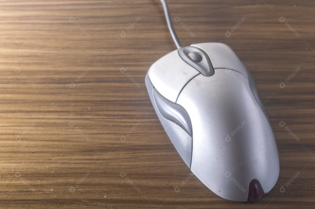 Rato de computador moderno com fundo de madeira