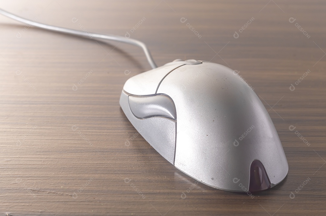 Mouse computador moderno com fundo de madeira