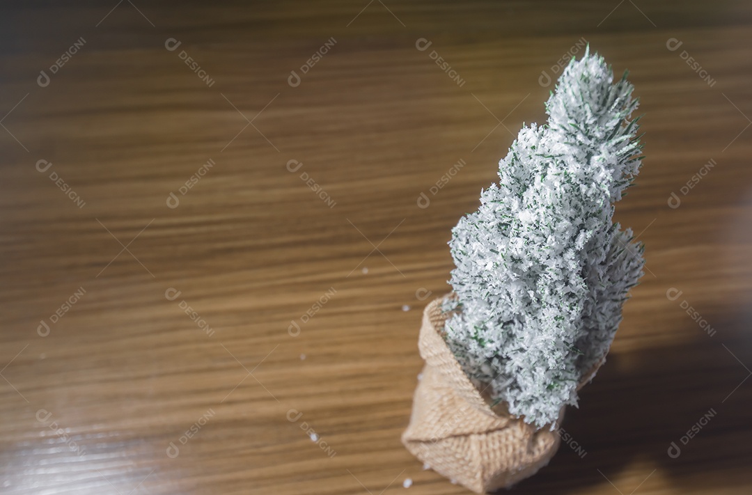 Árvore de Natal com fundo de madeira