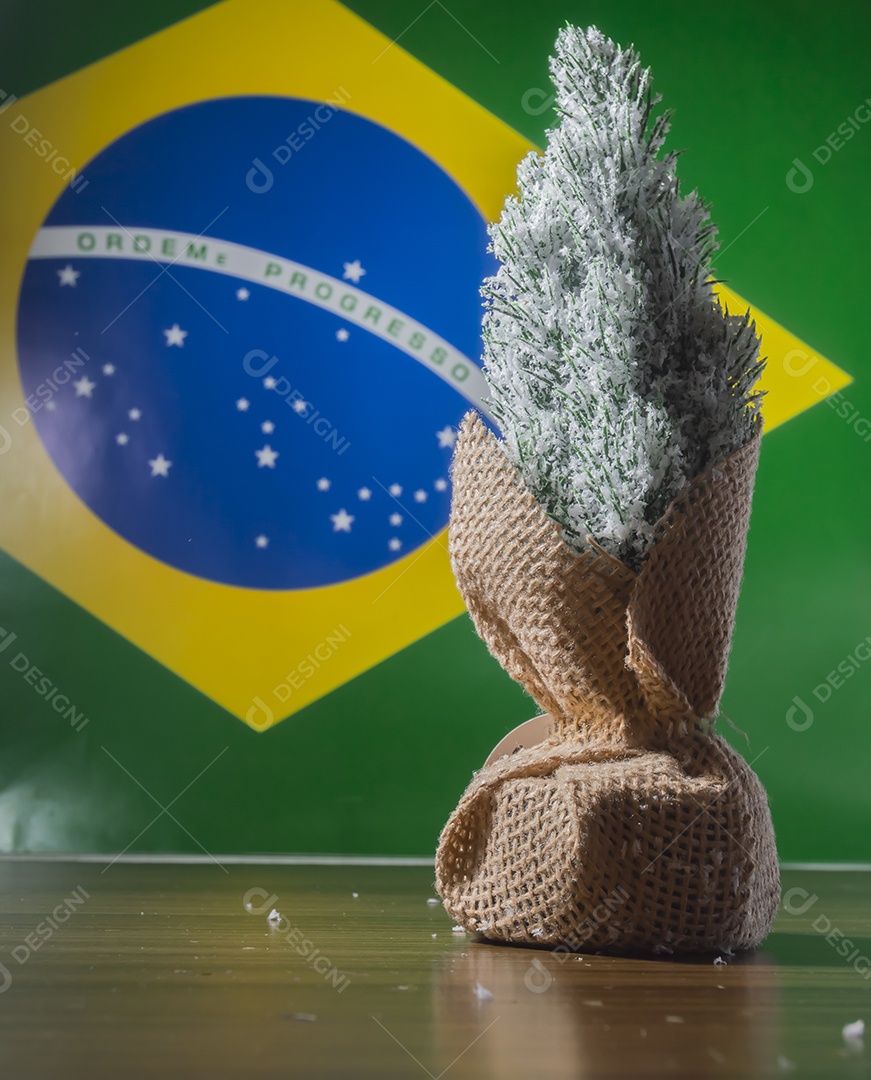 Árvore de natal com bandeira brasileira ao fundo, conceito de natal e patriotismo.