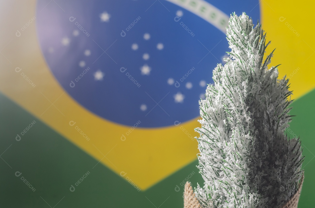 Árvore de natal com bandeira brasileira ao fundo, conceito de natal e patriotismo.