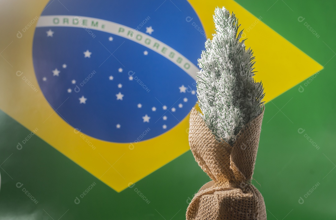 Árvore de natal com bandeira brasileira ao fundo, conceito de natal e patriotismo.