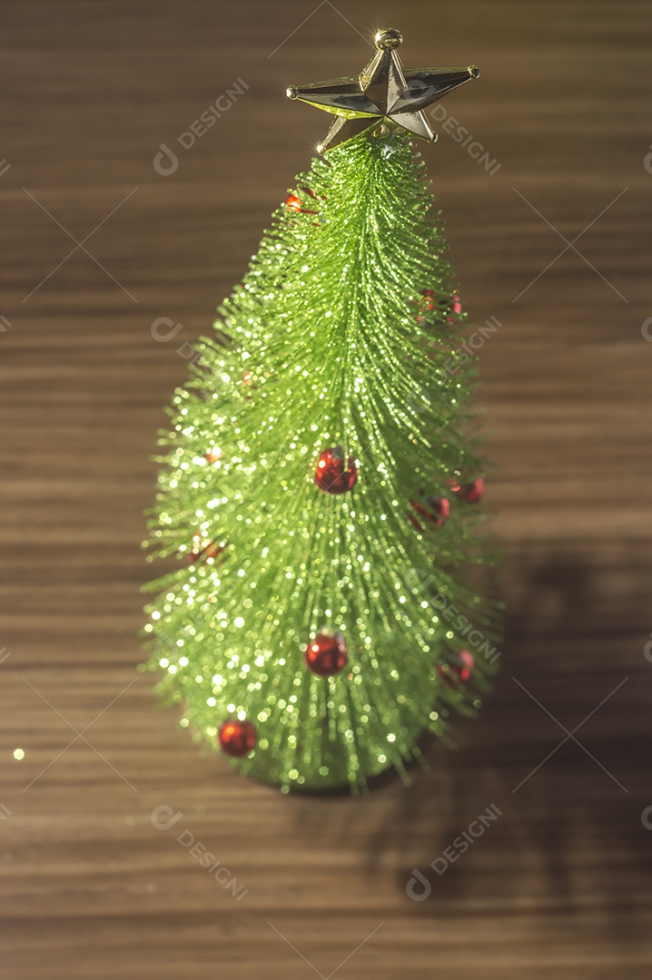 Árvore de Natal com fundo de madeira