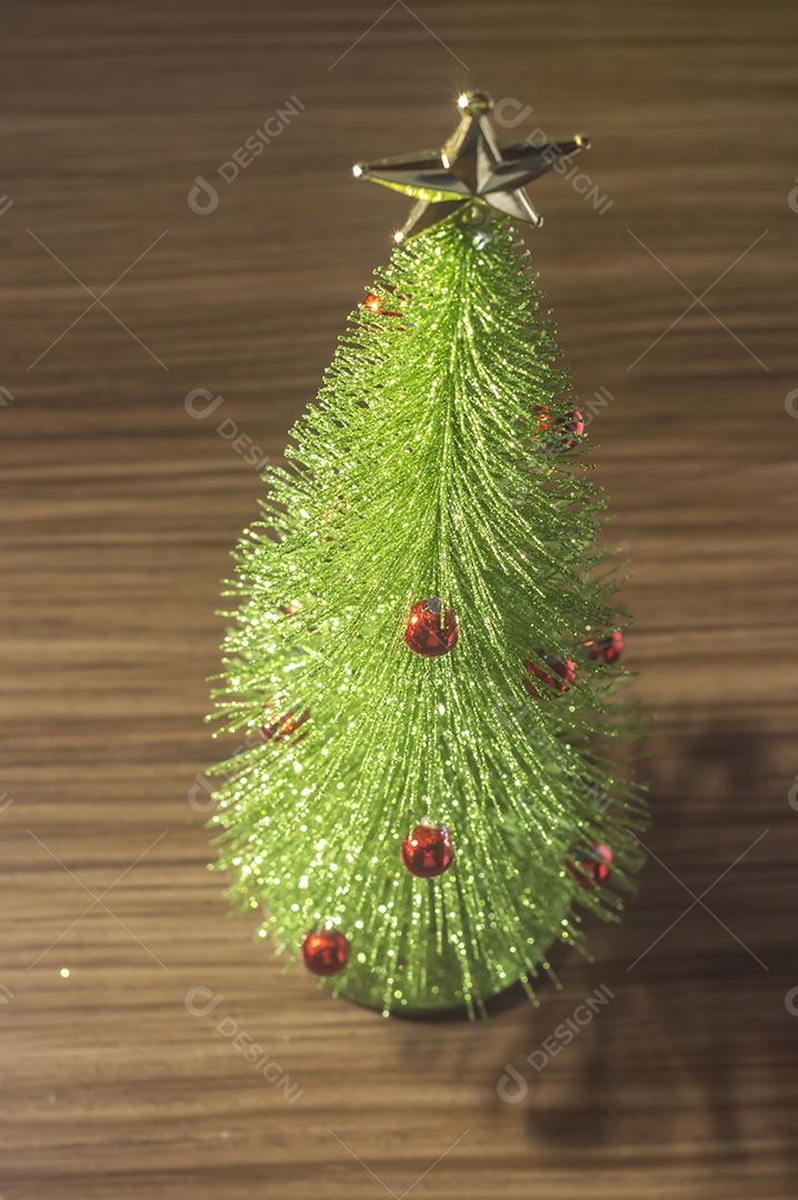 Árvore de Natal com fundo de madeira