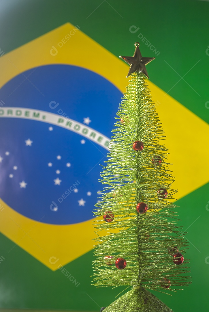 Árvore de natal com bandeira brasileira ao fundo, conceito de natal e patriotismo.