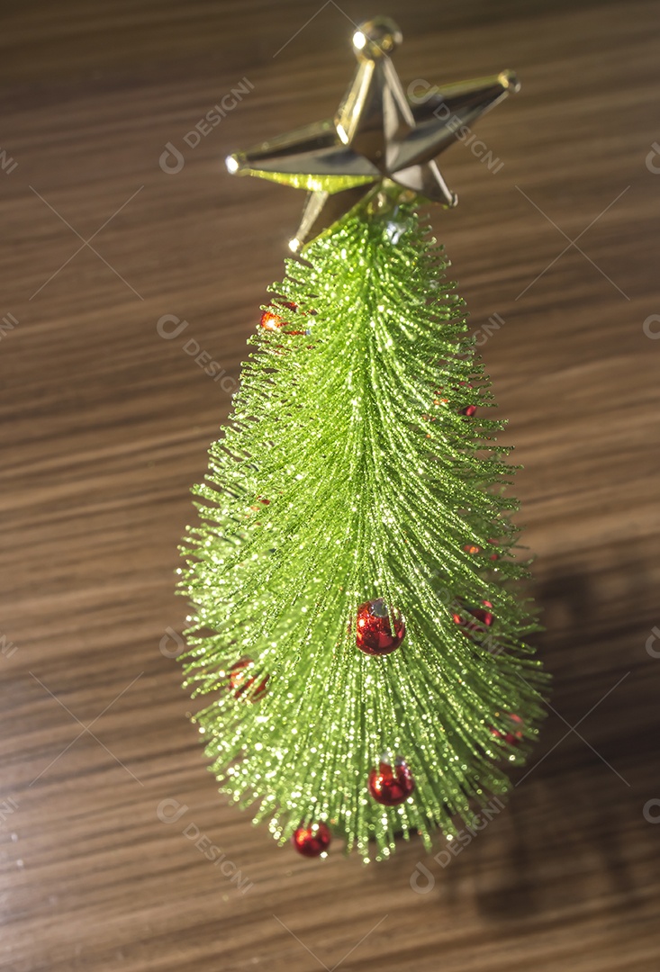 Árvore de Natal com fundo de madeira