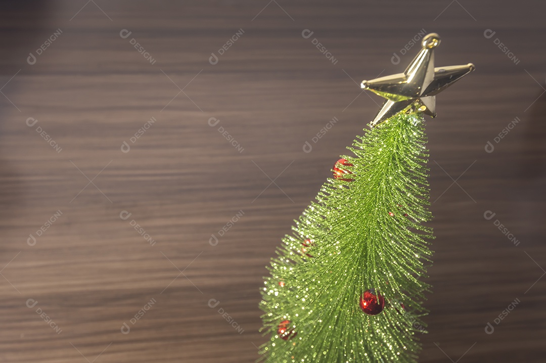 Árvore de Natal com fundo de madeira