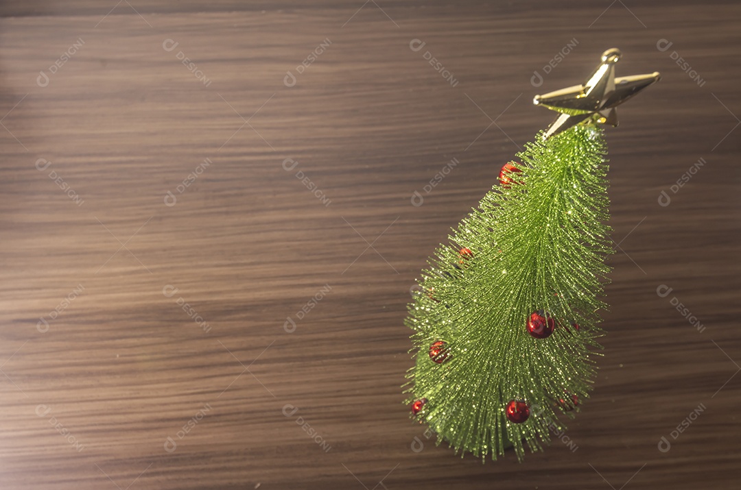 Árvore de Natal com fundo de madeira