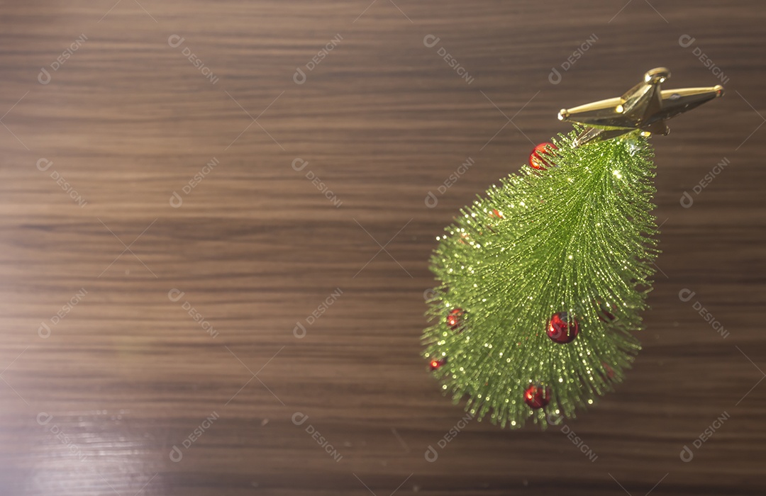 Árvore de Natal com fundo de madeira