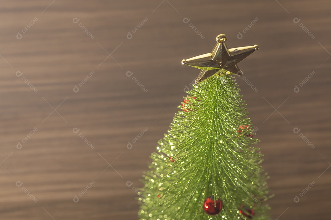 Árvore de Natal com fundo de madeira