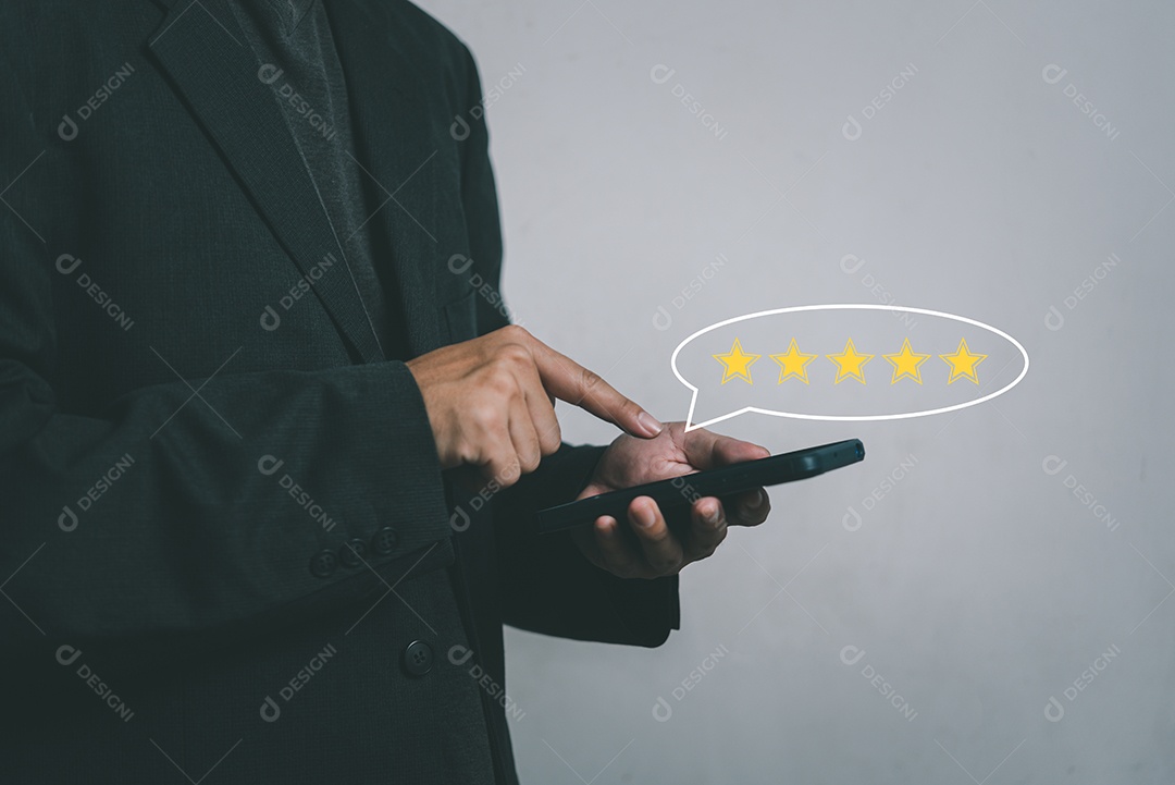 Mão de empresário usando telefone inteligente e dê ícone de símbolo de cinco estrelas