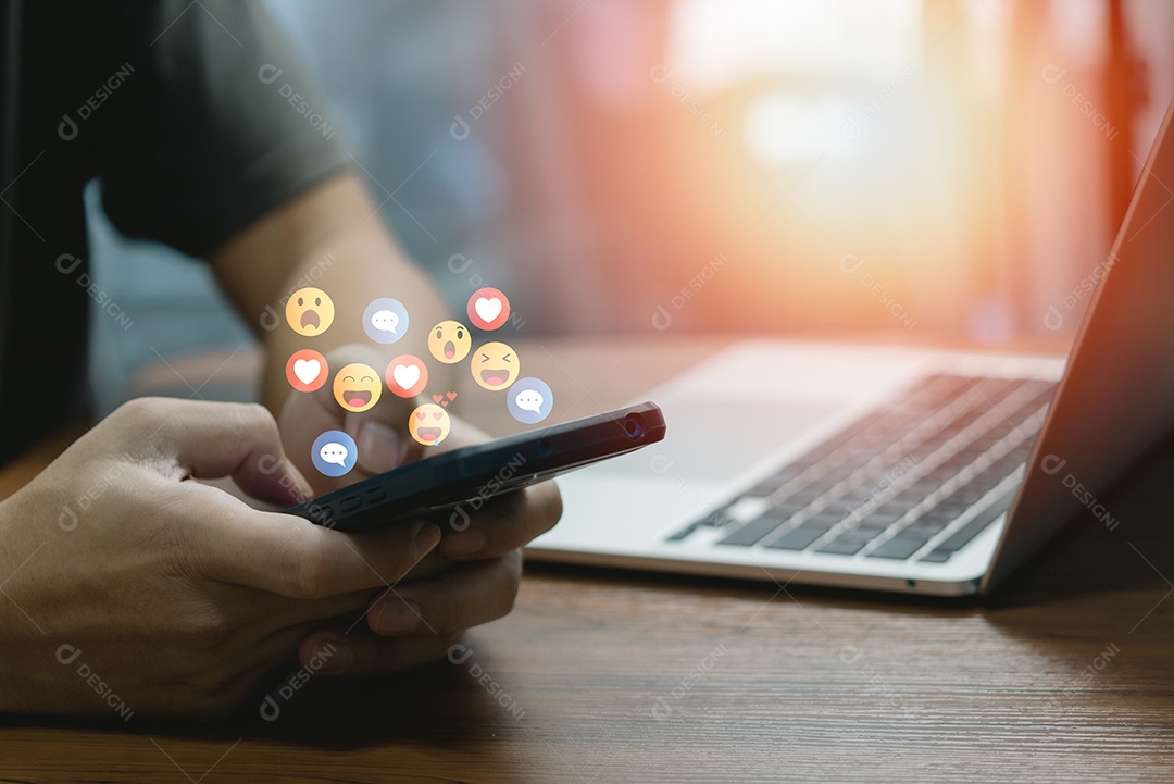 Homem usando telefone inteligente móvel Mensagem de bate-papo de mídia social