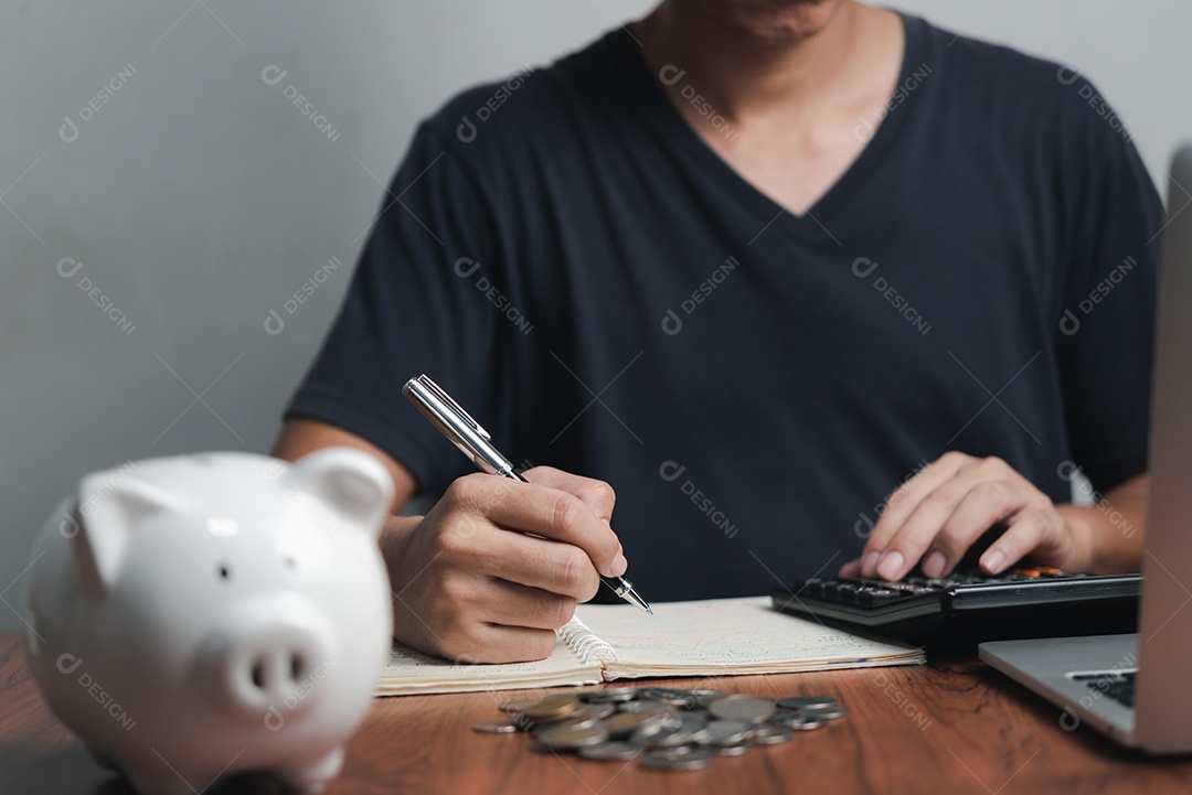 Economizando moeda de pilha de dinheiro e cofrinho investimento financiar economia