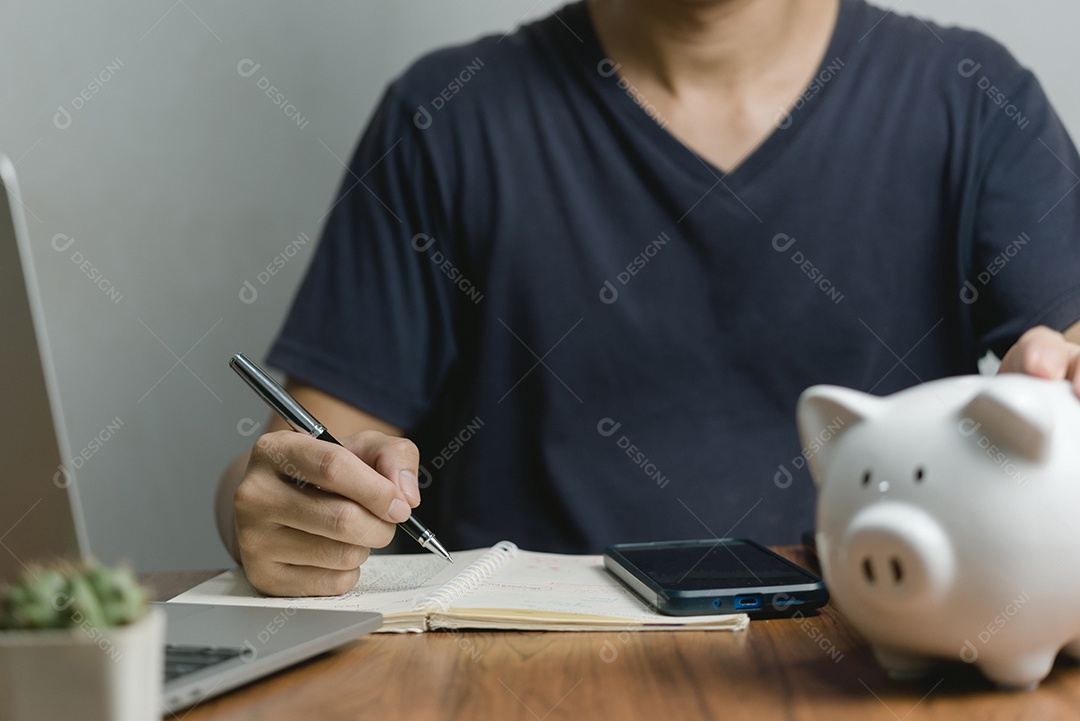 Economizando moeda de pilha de dinheiro e cofrinho investimento financiar economia