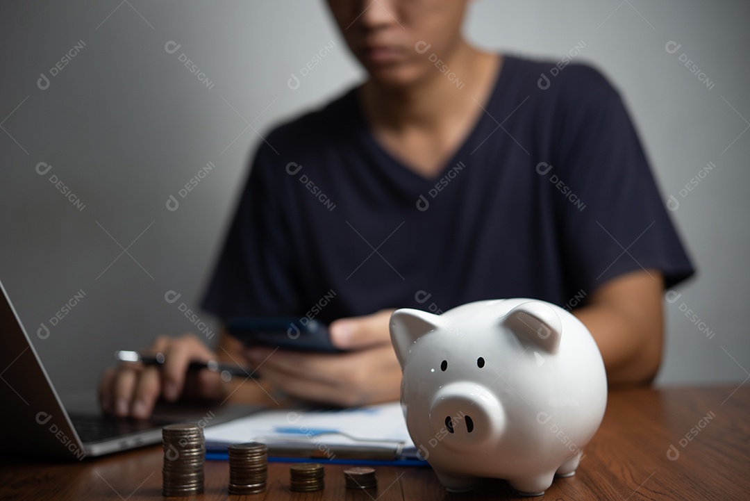 Economizando moeda de pilha de dinheiro e cofrinho investimento financiar economia