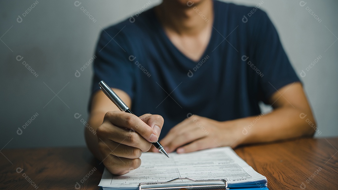 Empresário assina documentos com uma caneta fazendo o contrato de assinatura