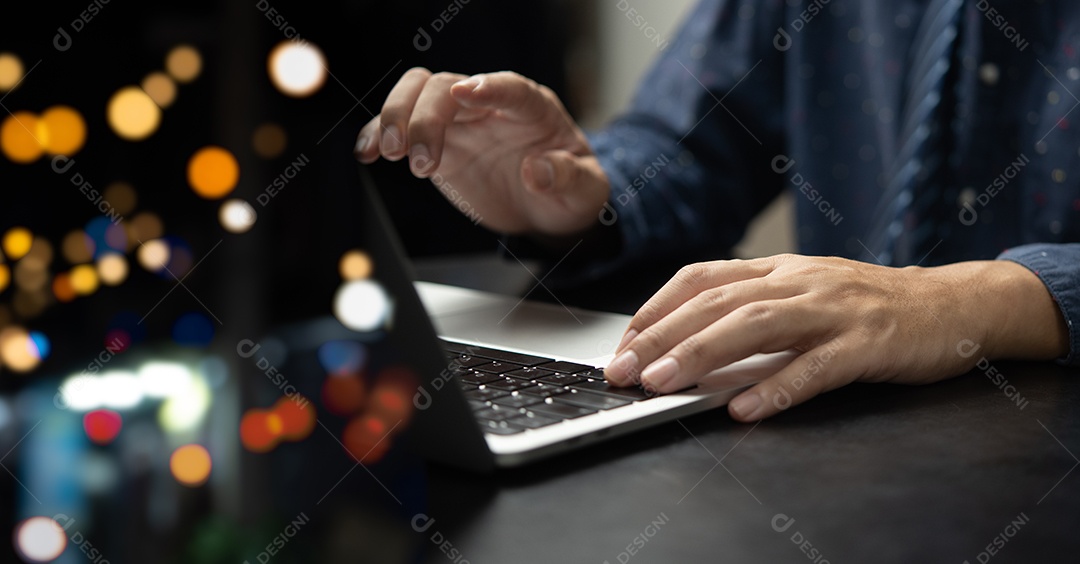 Empresário usando rede digital de tecnologia de computador portátil trabalhando com bokeh.