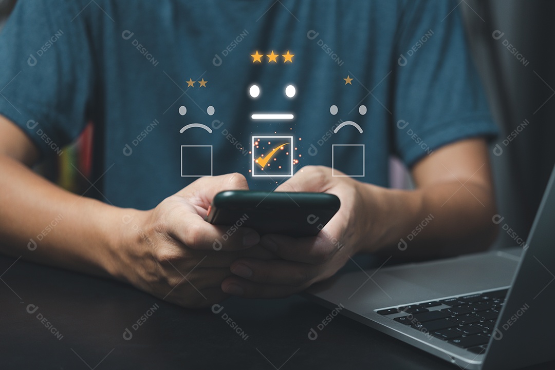 Atendimento ao cliente e conceito de satisfação Os empresários estão tocando a tela