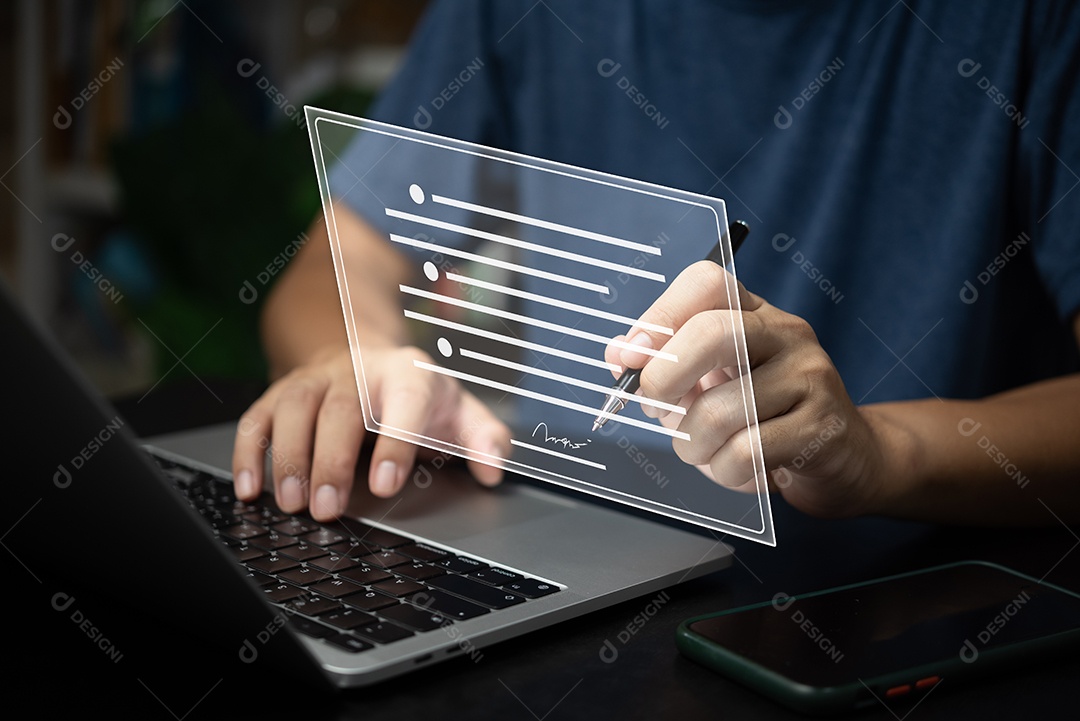 Assinatura Eletrônica Concept.e-signing Empresário assina documentos on-line de contrato eletrônico.