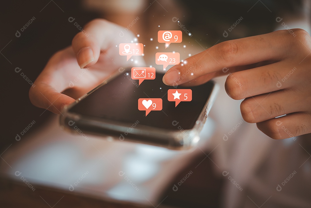 Mulher usando telefone inteligente móvel Mensagem de bate-papo de mídia social