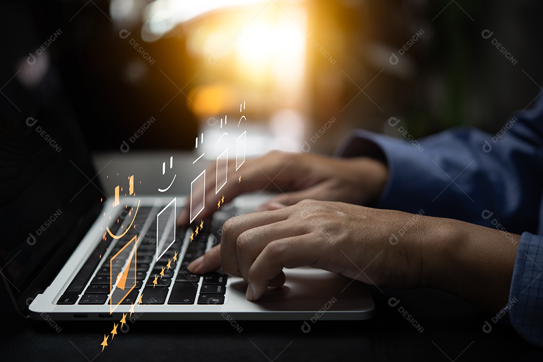 Empresário usando sorriso de emoticon de rosto de computador portátil em satisfação