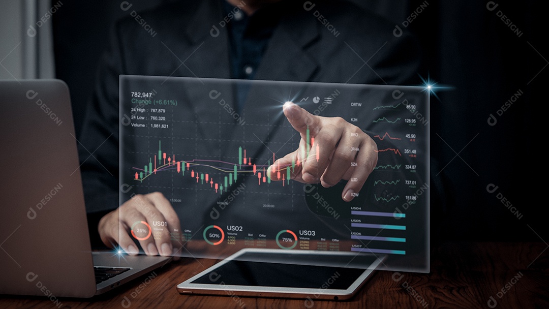 Empresário tocando gráfico de tela virtual indicador de mercado de ações
