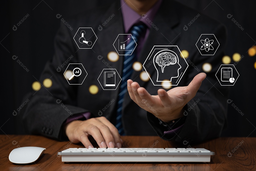 Empresário usando educação de tela virtual de ícone de computador portátil on-line