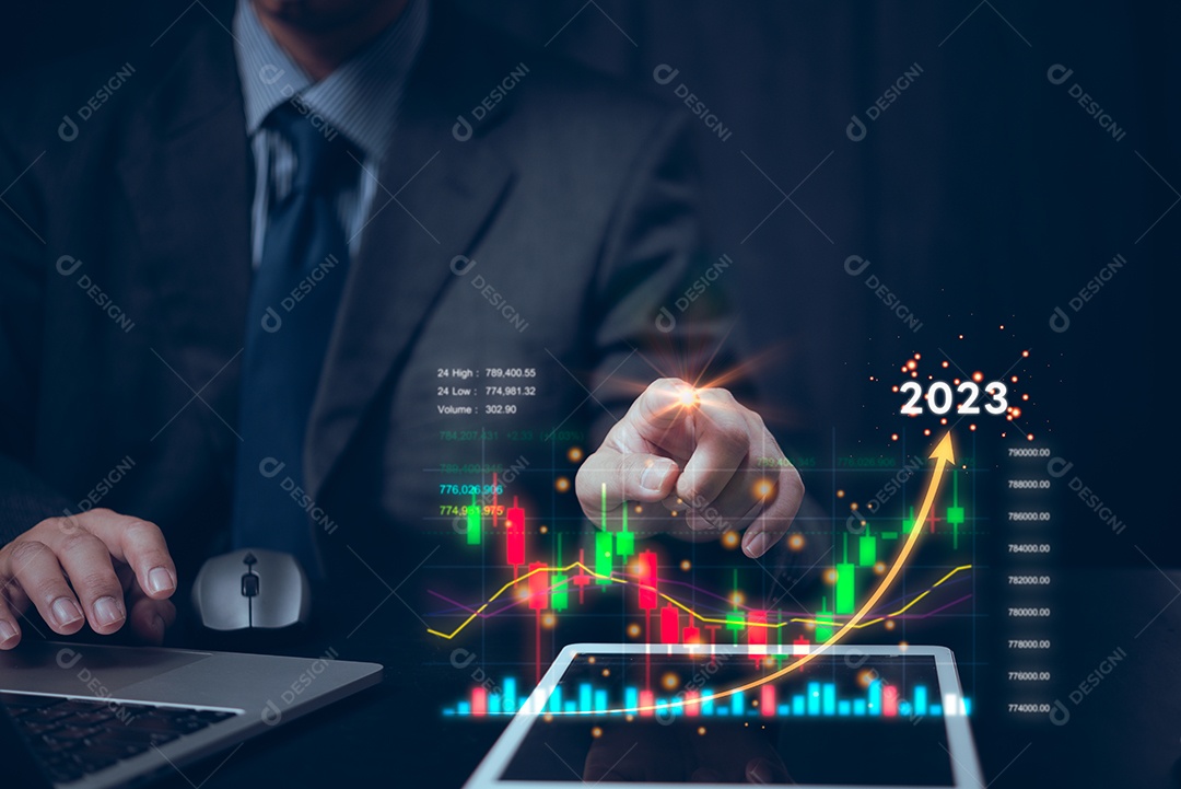 Empresário tocando gráfico de tela virtual indicador de mercado de ações
