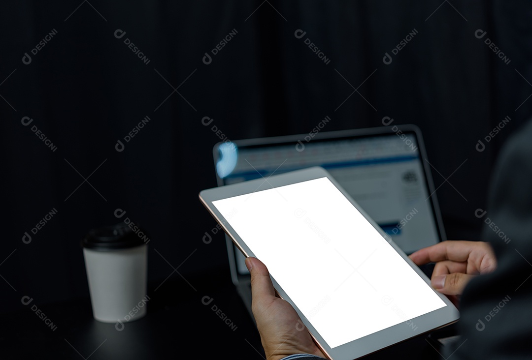 Homem de mão segurando a simulação de tela branca em branco do tablet na mesa.