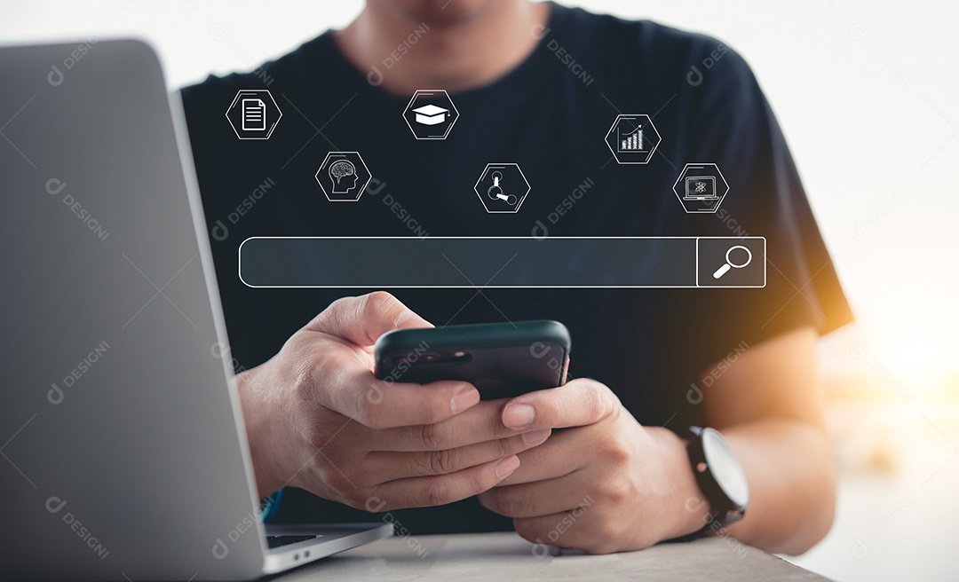 Homem de educação on-line usando mobil telefone inteligente e computador portátil