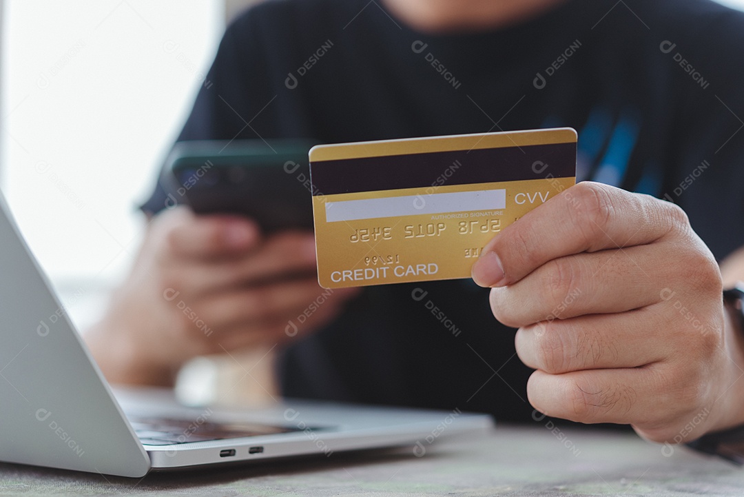 Compras on-line e conceito de internet Mão de homem segurando cartão de crédito