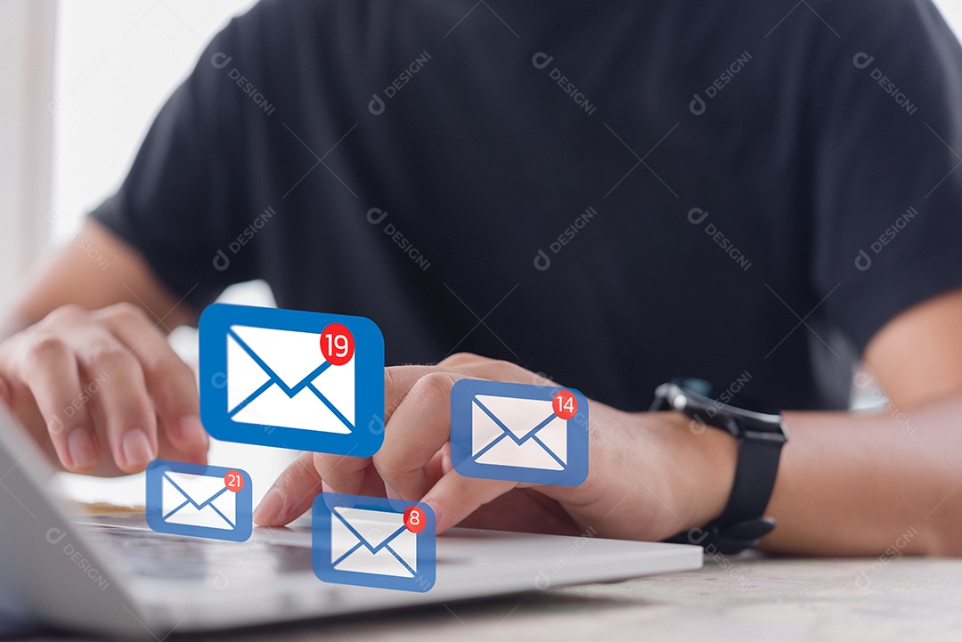 Homem verificando ícone de e-mail online ou enviando e-mail para parceiro e cliente