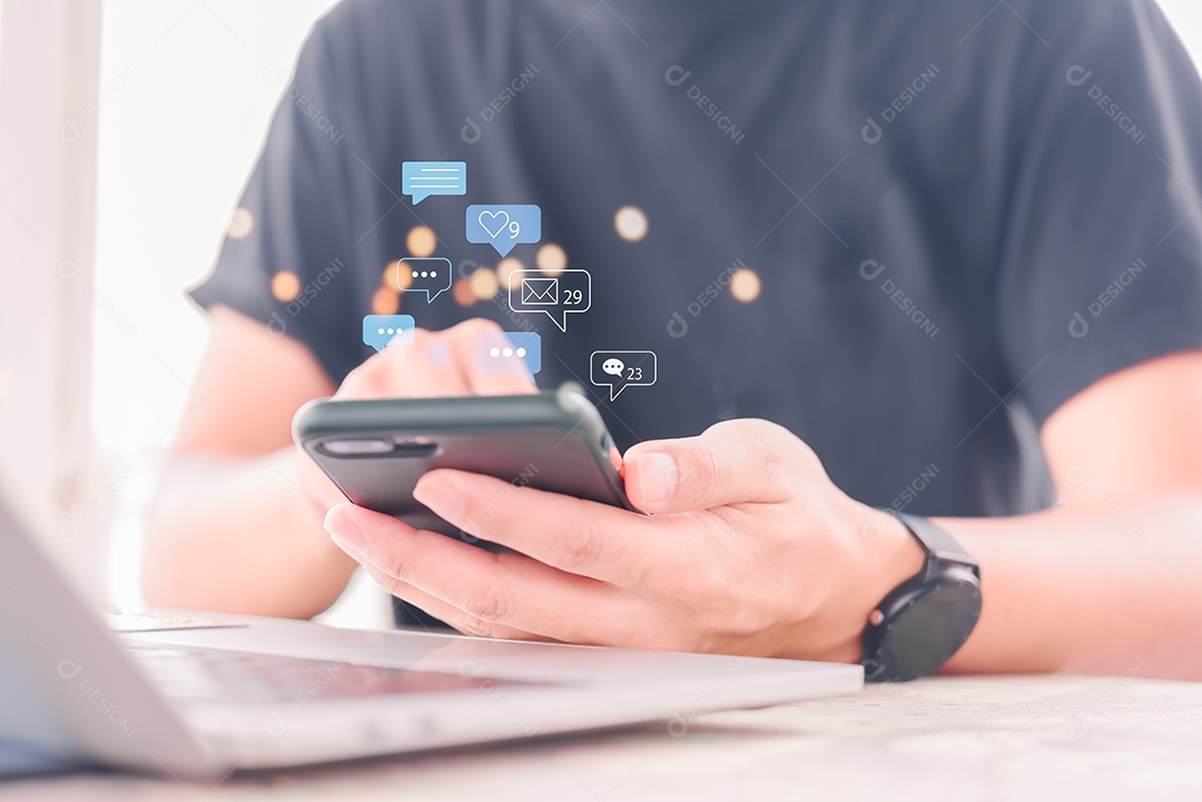 Homem usando telefone inteligente móvel Mensagem de bate-papo de mídia social